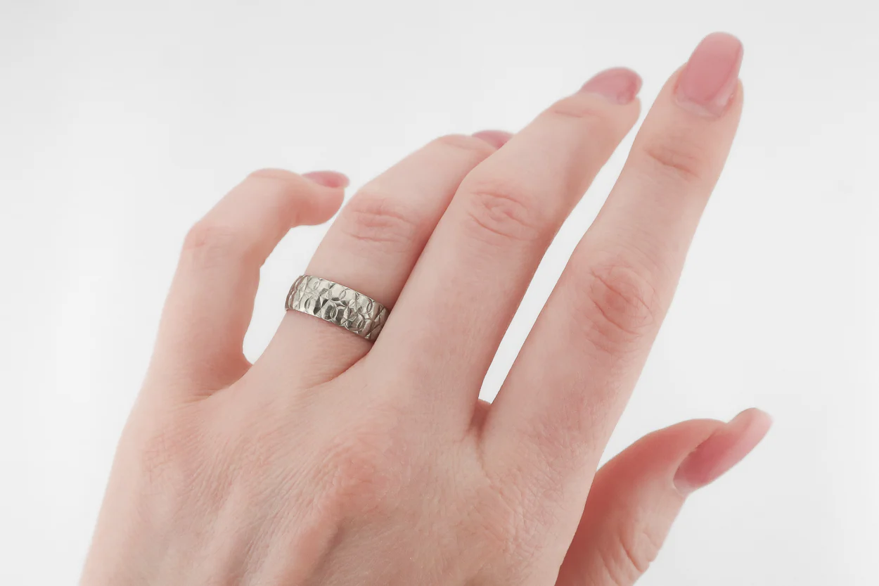 1970s Platinum Engraved Band - Image 3