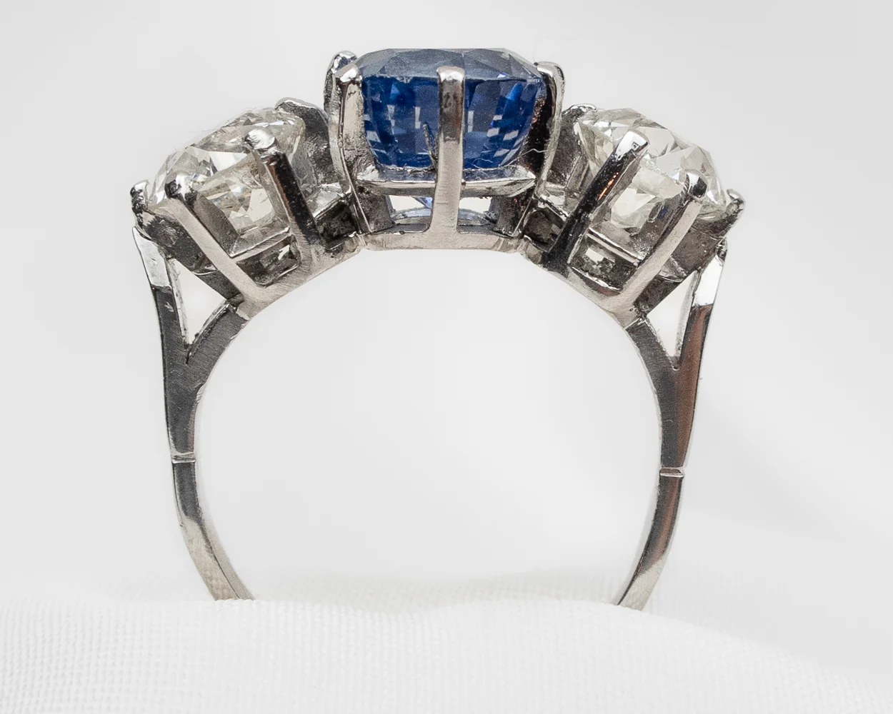 Art Deco 3-Stone Sapphire & Diamond Ring - Image 4