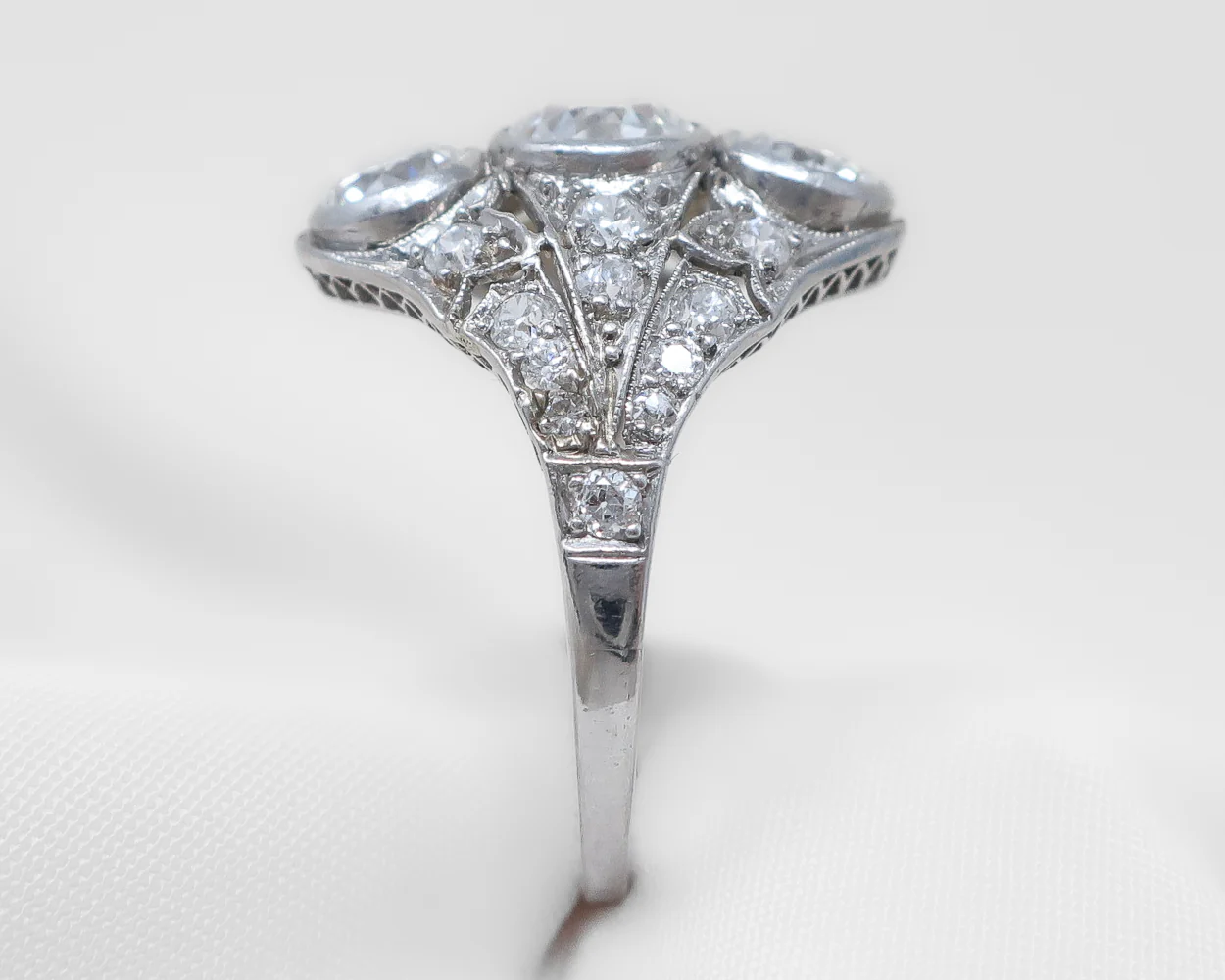 Art Deco 3-Stone Diamond Dinner Ring - Image 2