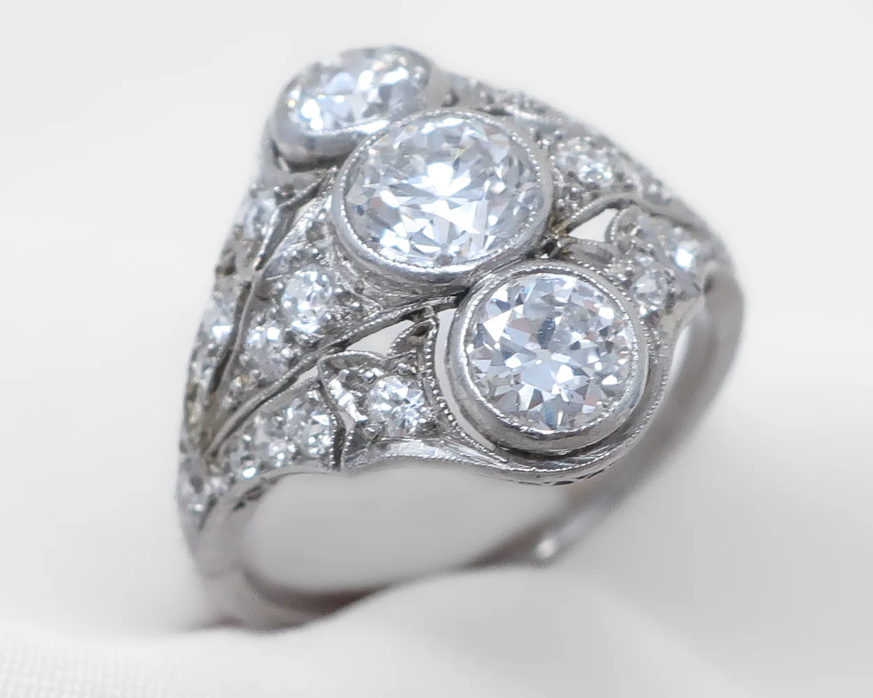 Art Deco 3-Stone Diamond Dinner Ring - Image 3