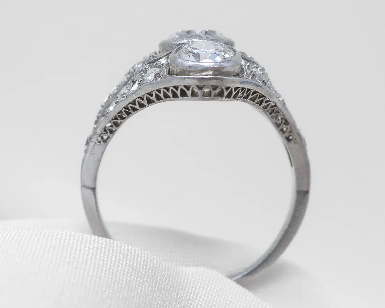 Art Deco 3-Stone Diamond Dinner Ring - Image 4