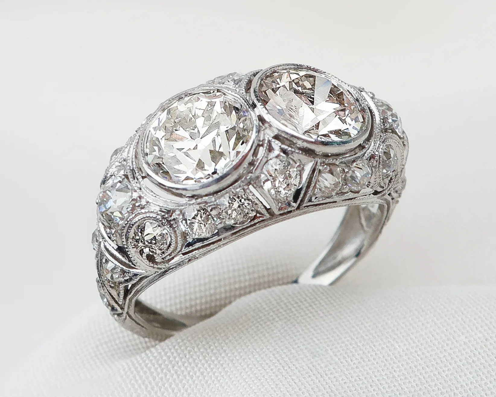 Art Deco Double-Diamond Filigree Ring - Image 3