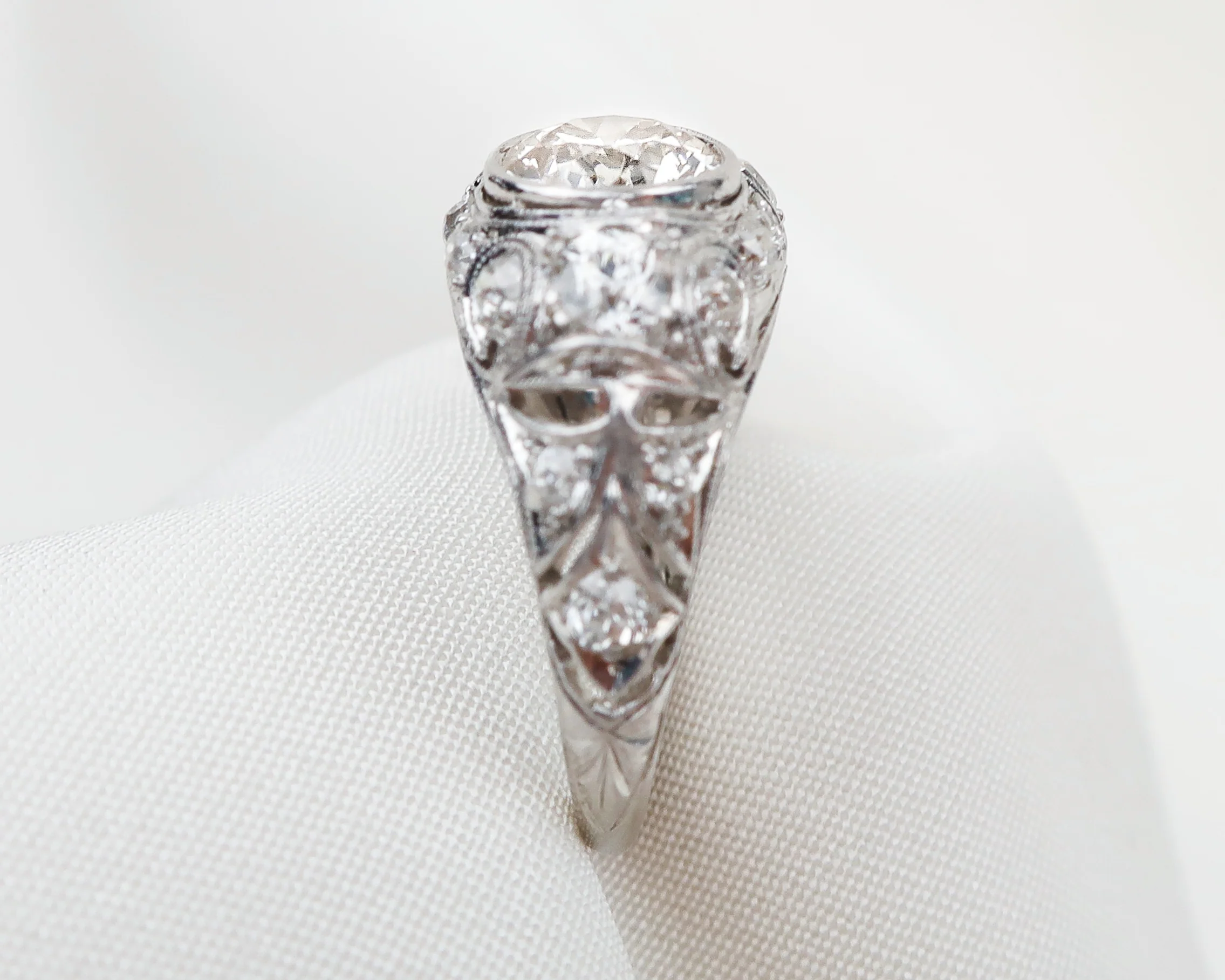 Art Deco Double-Diamond Filigree Ring - Image 4