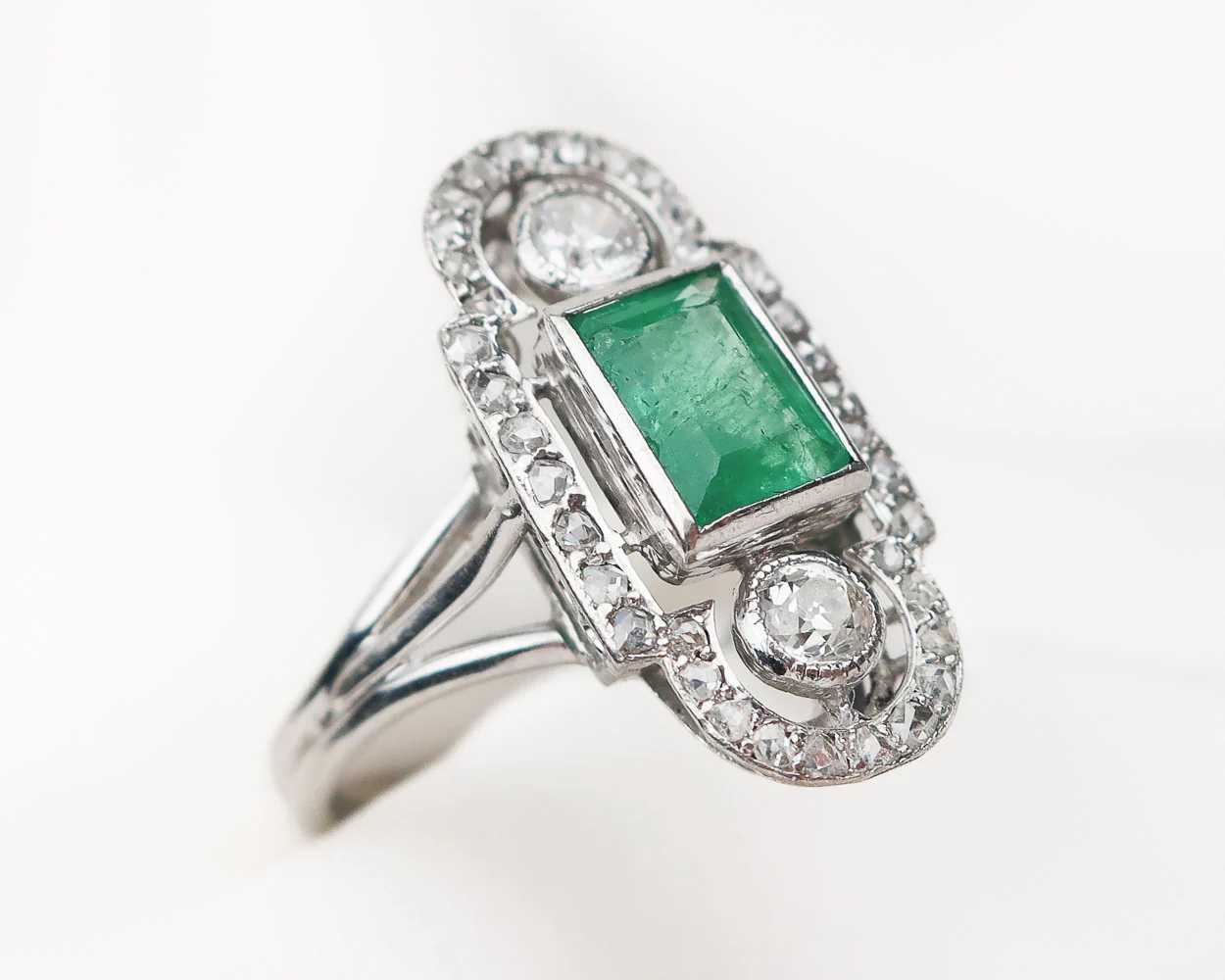 Art Deco North-South Emerald & Diamond Ring - Image 2