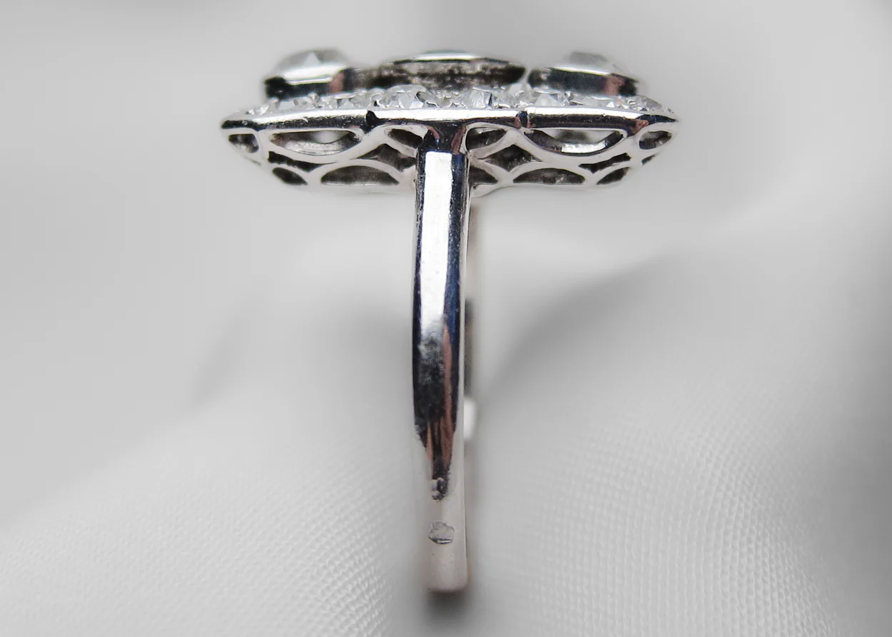 Art Deco Rectangular Sapphire & Diamond Ring - Image 3