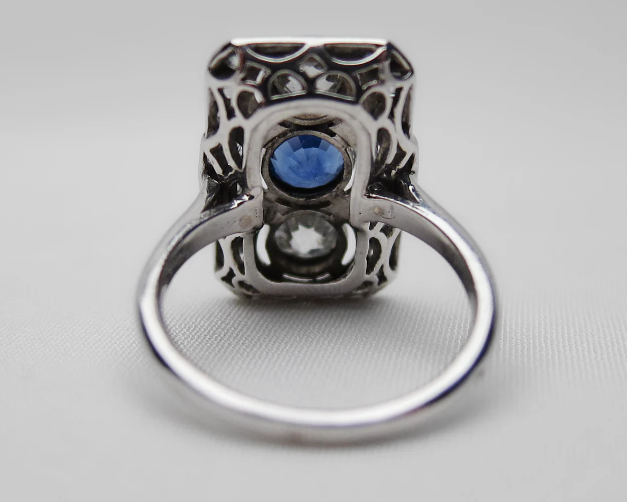 Art Deco Rectangular Sapphire & Diamond Ring - Image 4