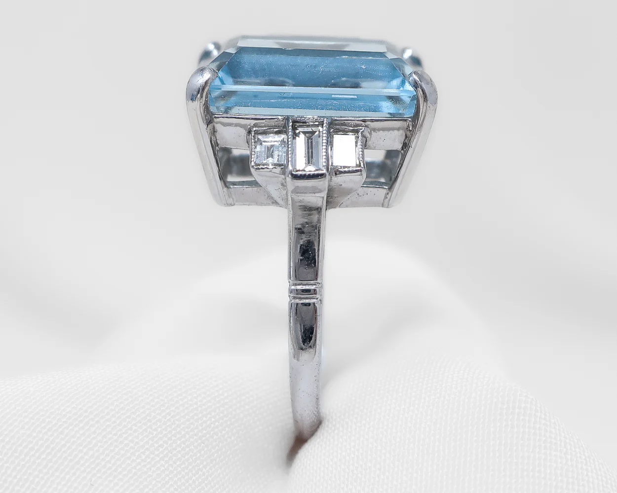 Midcentury Aquamarine Ring with Baguette Diamonds - Image 3