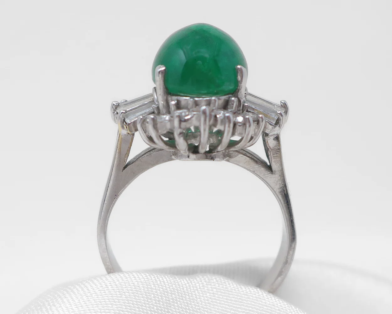 Midcentury Emerald Cabochon Ring with Diamonds - Image 4