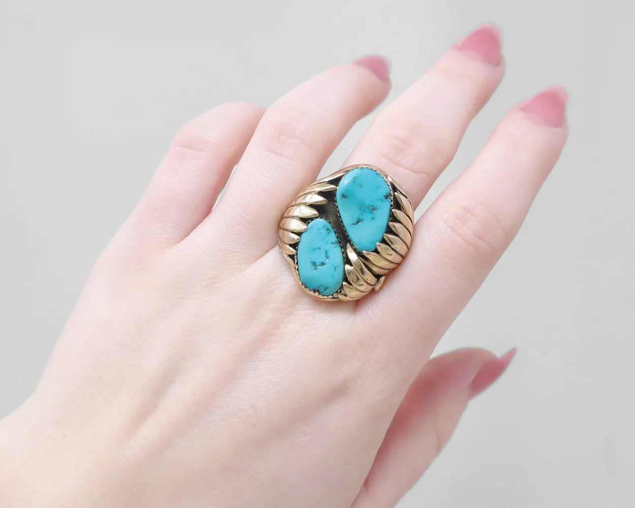 1960s Turquoise Ring with Feather Motifs - Image 4