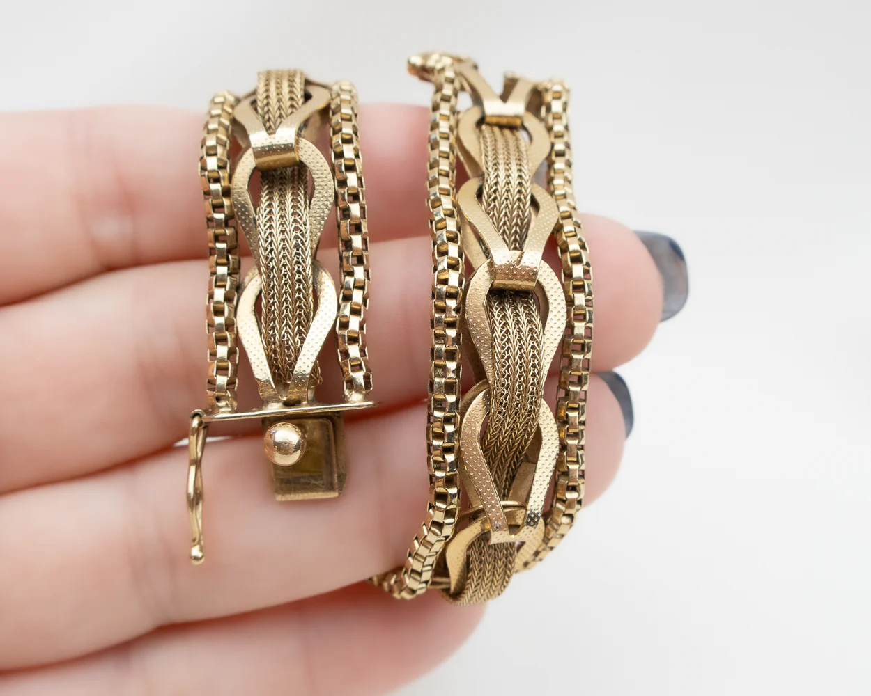 Late-Midcentury Textural Gold Bracelet - Image 2