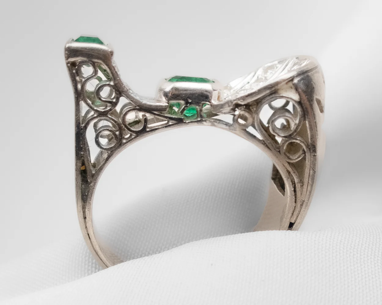 Retro Diamond and Emerald Platinum Ring - Image 3