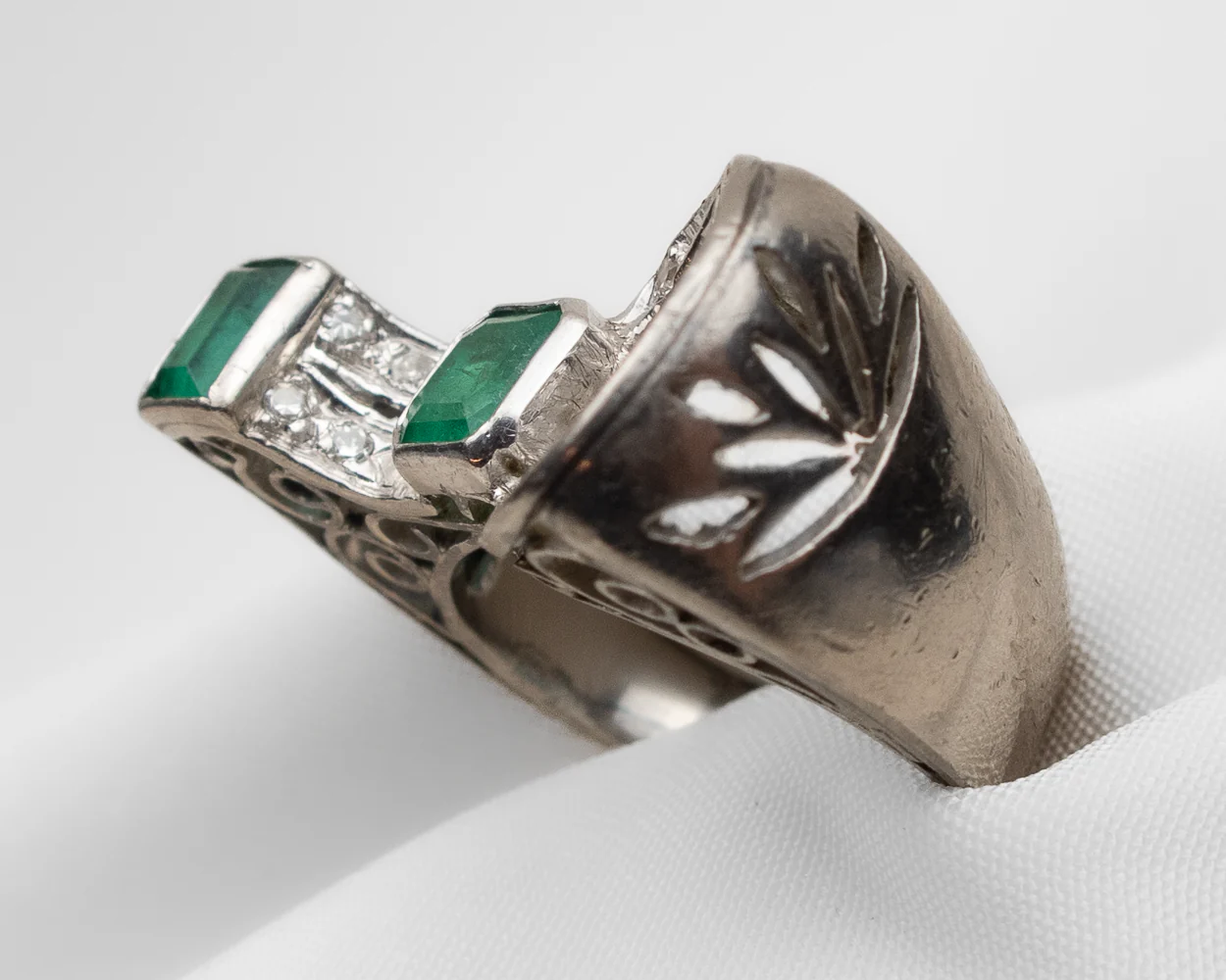 Retro Diamond and Emerald Platinum Ring - Image 4