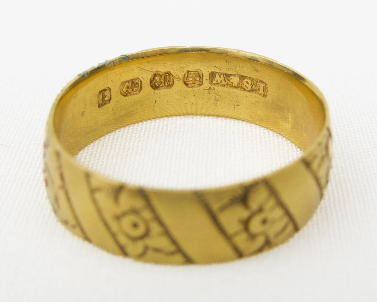 Victorian 18KT Gold Engraved Band - Image 3
