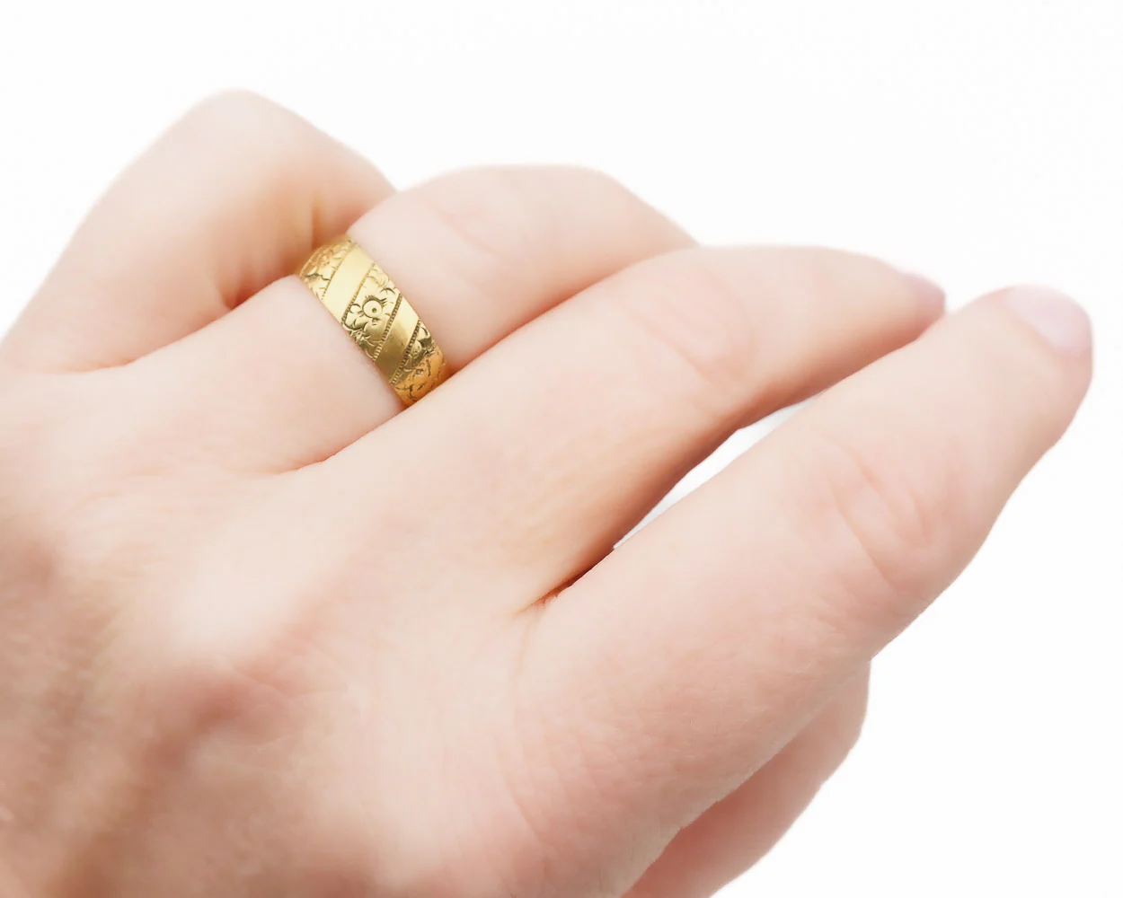 Victorian 18KT Gold Engraved Band - Image 4