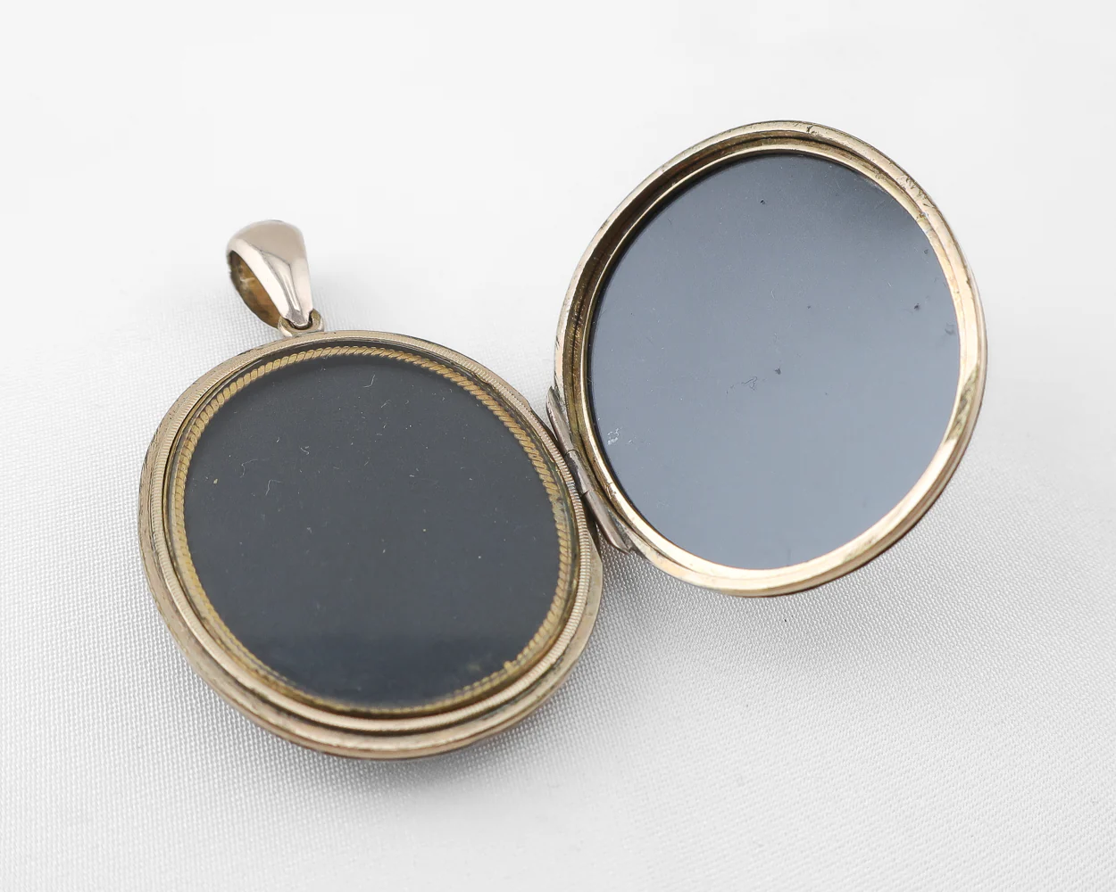 Victorian 9KT Engraved Floral Locket - Image 4